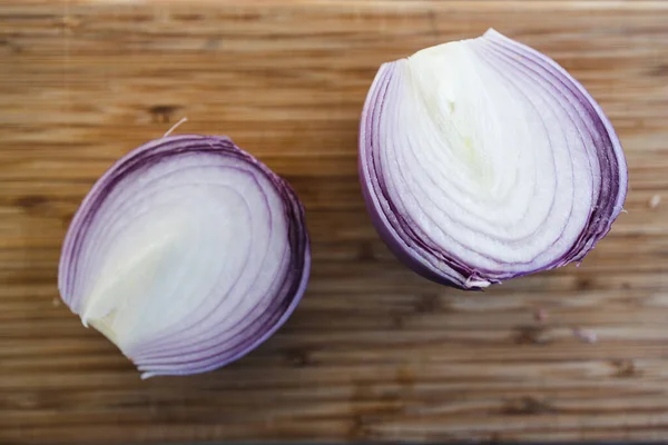 Enkla Ingredienser Koncept Röd Lök Skuren Mitten Bambu Hackbräda — Stockfoto