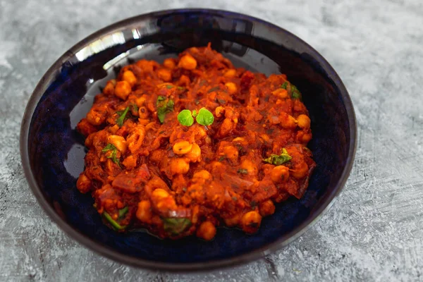 Gesundes Pflanzliches Ernährungskonzept Veganer Marokkanischer Kichererbseneintopf Mit Tomatensauce Zwiebeln Und — Stockfoto