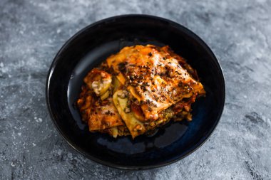 Sağlıklı bitkisel yemek tarifleri konsepti, sütsüz peynirli sebze lazanyası 