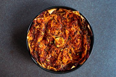 Sağlıklı bitkisel yemek tarifleri konsepti, sütsüz peynirli vegan lazanya sarımsaklı domates soslu ezme ve mantar ezmesi.