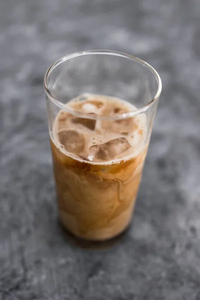 Kopi Vanilla Latte Dingin Dalam Gelas Tinggi Dengan Latar Belakang — Stok Foto