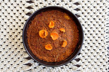 sağlıklı bitkisel yemek tarifleri konsepti, havuçlu ve soğanlı vejetaryen mercimek somunu