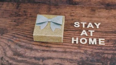 Mini dekoratif altın noel hediyesi ve evde kalmakla ilgili not ve kamera görüntüsü nedeniyle kapalı tatiller