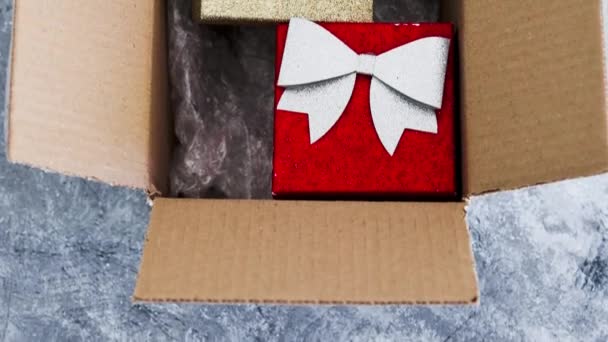 邮包内装有圣诞主题物品 包括精美的礼物 网上购物或送礼 相机倾斜 — 图库视频影像
