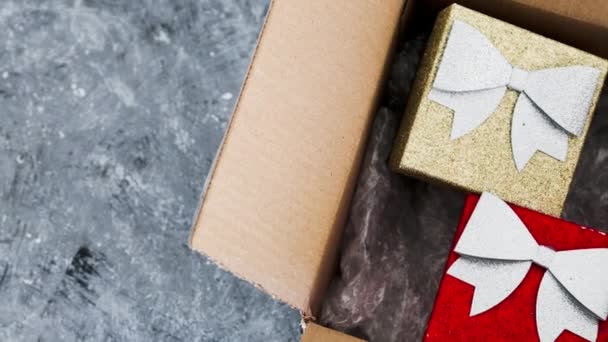Paquete Postal Con Artículos Temáticos Navidad Interior Incluyendo Presente Brillante — Vídeos de Stock