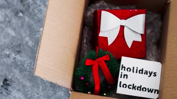 Wintervakantie Lockdown Geschenken Worden Geleverd Postpakket Met Kerst Thema Items — Stockvideo