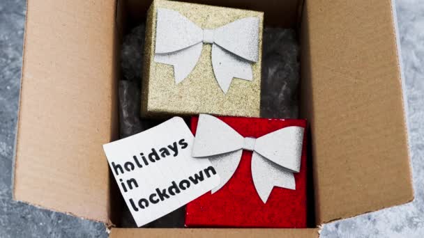 Ferie zimowe w zamknięciu, prezenty dostarczane za pośrednictwem paczki pocztowej z elementami tematycznymi świąt Bożego Narodzenia w środku i usuwanie notatki o zamknięciu — Wideo stockowe