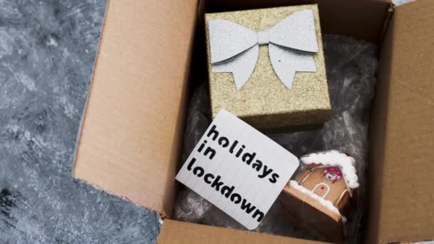 Winterurlaub im Sperrbezirk, Geschenke per Postpaket mit weihnachtlichen Artikeln darin, Kameraschwenk — Stockvideo