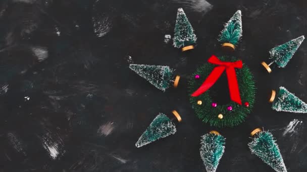 圣诞装饰品和节日精神 以节庆花环为中心的迷你装饰圣诞树 — 图库视频影像