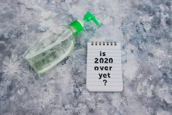Covid 19病毒大流行后的生命概念形象 带有文字的备忘录是2020年结束后的又一个洗手瓶 — 图库照片