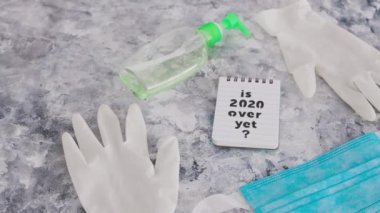  Covid-19 virüs salgınından sonraki yaşam metni 2020 'nin üzerinde ancak yüz maskesi eldivenleri ve el dezenfektanı ile çevrili.