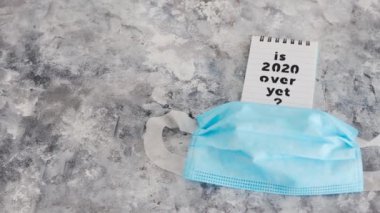 Covid-19 virüs salgınından sonraki yaşam, yazılı not 2020 'nin üzerinde ama cerrahi maskenin yanında