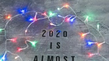 2020 nolu metnin yer aldığı neşeli peri ışıkları küresel ölçekte covid-19 virüsünün salgınının yol açtığı zorluklarla yüzleşmek üzere.