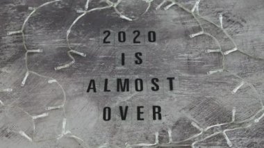 2020 nolu metnin yer aldığı neşeli peri ışıkları küresel ölçekte covid-19 virüsünün salgınının yol açtığı zorluklarla yüzleşmek üzere.
