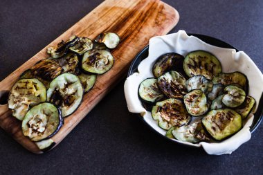 Basit gıda malzemeleri konsepti, ızgara patlıcan dilimlerinin puf böreğe dönüştürülmesi.