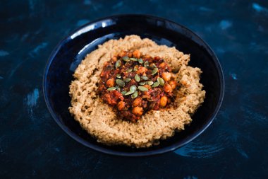 sağlıklı bitkisel yemek tarifleri konsepti, vegan nohut domates ve baharatlı kuskus güveci. 