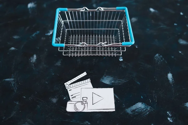 Alışveriş Sepetinde Çevrimiçi Kavramsal Resim Fotoğraf Video Indirme Simgesi Satıldı — Stok fotoğraf