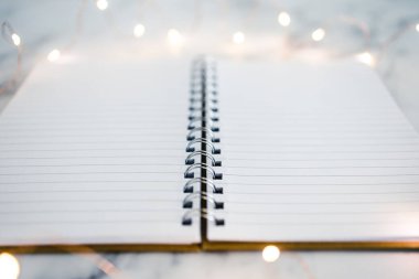 Boş defter, mermer masanın üzerinde açık sayfalar ile çevrili metin eklemek için fotokopi alanı ile çevrili.