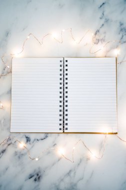 Boş defter, mermer masanın üzerinde açık sayfalar ile çevrili metin eklemek için fotokopi alanı ile çevrili.