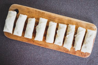 Sağlıklı bitkisel yemek tarifleri konsepti, pişirilmeden önce karıştırılmış sebzeli vegan ev yapımı börek.