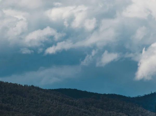 구름과 하늘을 언덕과 태즈메이니아의 — 스톡 사진