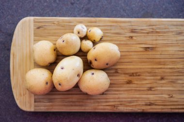 Basit gıda malzemeleri konsepti, kesme tahtasındaki bebek patatesler.