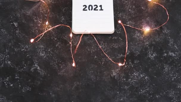 Świąteczne Światła Bajkowe Tekstem 2020 Skreślone 2021 Pod Spodem Obliczu — Wideo stockowe