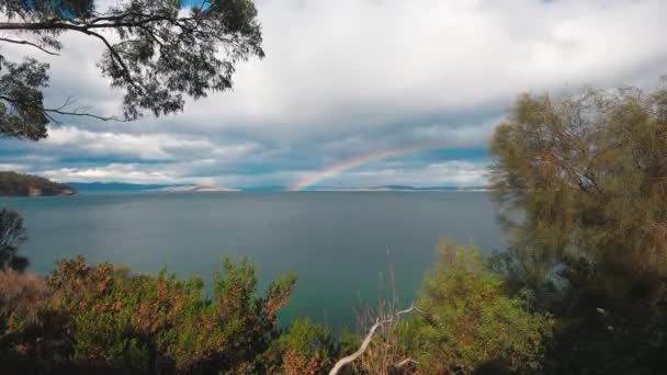 Arco Íris Céus Tempestuosos Rodeados Por Uma Paisagem Selvagem Intocada — Vídeo de Stock