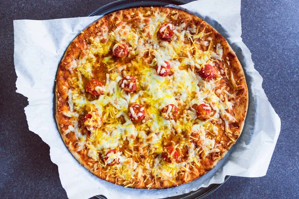 Gezond Recept Voor Plantaardige Producten Veganistische Platte Pizza Met Kerstomaten — Stockfoto