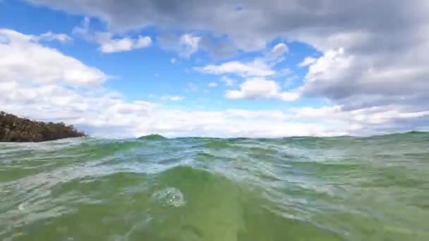 Uitzicht Oceaan Omliggende Kustlijn Tijdens Het Zwemmen Het Kristalheldere Blauwe — Stockvideo