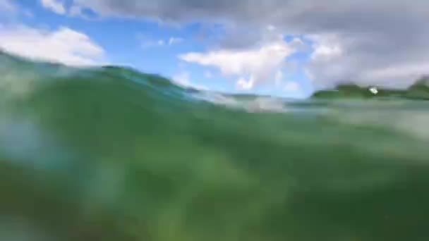 Vista Para Oceano Litoral Circundante Enquanto Nadava Água Azul Cristalina — Vídeo de Stock
