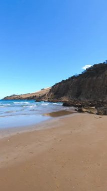 CLIFTON BEACH, AUSTRALIA - 26 Aralık 2020: Tazmanya, Avustralya 'da Güney Hobart' taki Clifton Sahili 'nde el değmemiş vahşi doğa