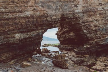 Vahşi Tazmanya manzarası, popüler Blackmans Körfezi banliyösü yakınlarında doğal kaya kemerli Fosil Koyu yürüyüşü sırasında