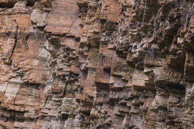 Popüler Blackmans Körfezi banliyösü yakınlarındaki ilginç kaya oluşumlarıyla Fosil Koyu 'na yapılan yürüyüş sırasında vahşi Tazmanya manzarası