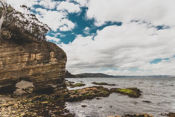 Pemandangan Tasmania Liar Selama Mendaki Teluk Fossil Dengan Gerbang Batu — Stok Foto