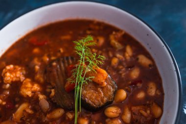 sağlıklı bitkisel yemek tarifleri konsepti, vegan patlıcan fasulyesi ve yükselen güveç