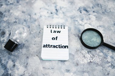 İçgözlem ve zihin değişiminin ampul ve büyütme cam sembolü yanındaki metin ile çekim not defteri