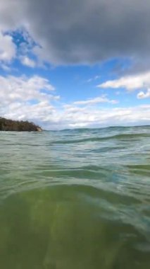 Tazmanya, Avustralya 'daki Güney Hobart' taki Kingston Sahili 'nde kristal berrak mavi sularda yüzerken okyanus manzarası ve çevresindeki kıyı şeridi