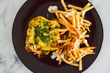 sağlıklı bitkisel yemek tarifleri konsepti, vegan parmigiana bitkisel tabanlı sütsüz peynir ve patates kızartması.