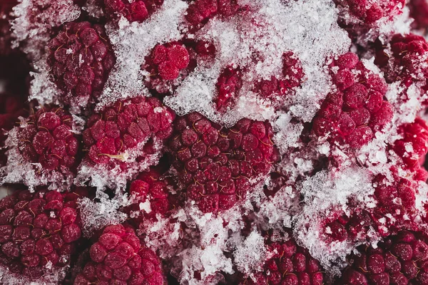 Basit Gıda Malzemeleri Konsepti Üzerinde Buz Sarkıtları Olan Donmuş Ahududu — Stok fotoğraf