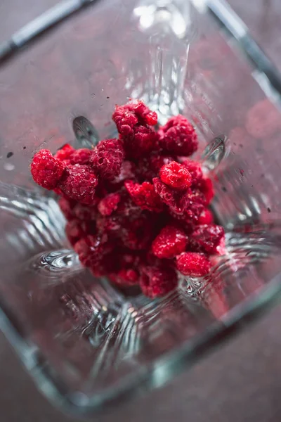 Einfaches Konzept Für Lebensmittelzutaten Nahaufnahme Tiefgefrorener Himbeeren Mit Eiszapfen Darauf — Stockfoto