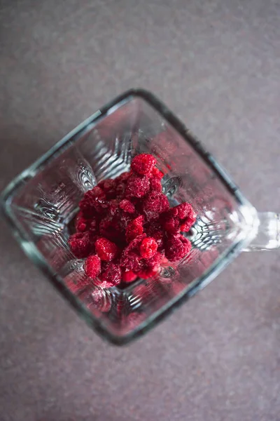 Einfaches Konzept Für Lebensmittelzutaten Nahaufnahme Tiefgefrorener Himbeeren Mit Eiszapfen Darauf — Stockfoto