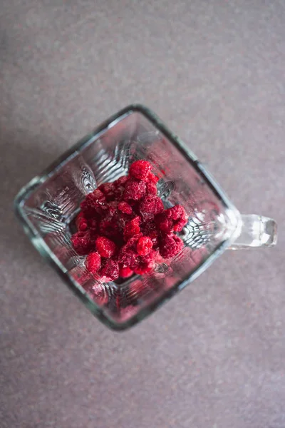 Einfaches Konzept Für Lebensmittelzutaten Nahaufnahme Tiefgefrorener Himbeeren Mit Eiszapfen Darauf — Stockfoto