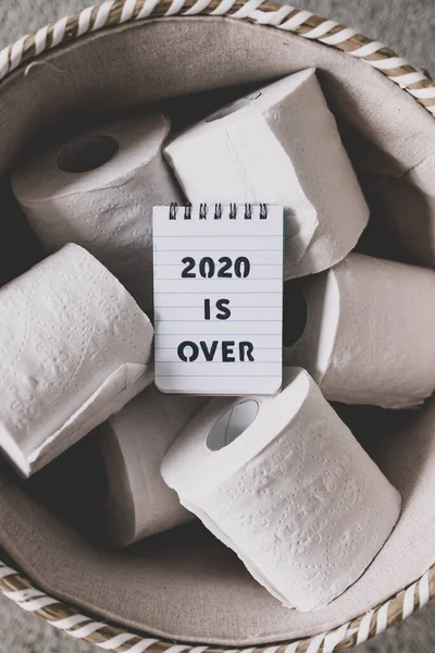 Bir Sepet Dolusu Tuvalet Kağıdı Rulosu Üzerinde 2020 Nin Bittiğini — Stok fotoğraf