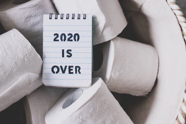 Koš Plný Rolí Toaletního Papíru Poznámkou Rok 2020 Konce Koncept — Stock fotografie