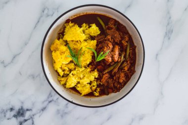 sağlıklı bitkisel yemek tarifleri konsepti, vegan zerdeçal pilavı ve sahte etli yeşil fasulye güveci.