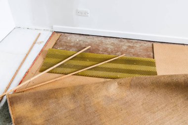 Ev geliştirme ve DIY konsepti, halıların sökülmesi ve ev içi yenileme projesinde döşeme tahtasının ortaya çıkarılması
