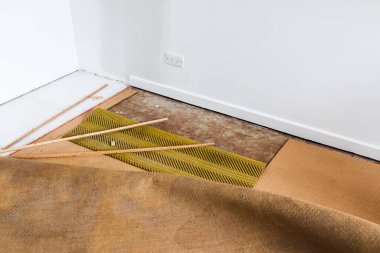 Ev geliştirme ve DIY konsepti, halıların sökülmesi ve ev içi yenileme projesinde döşeme tahtasının ortaya çıkarılması