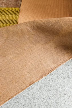 Ev geliştirme ve DIY konsepti, halıların sökülmesi ve ev içi yenileme projesinde döşeme tahtasının ortaya çıkarılması