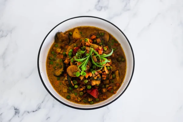 Gesundes Pflanzliches Ernährungskonzept Kartoffeln Und Gartengemüsebraten Mit Veganer Brühe Und — Stockfoto